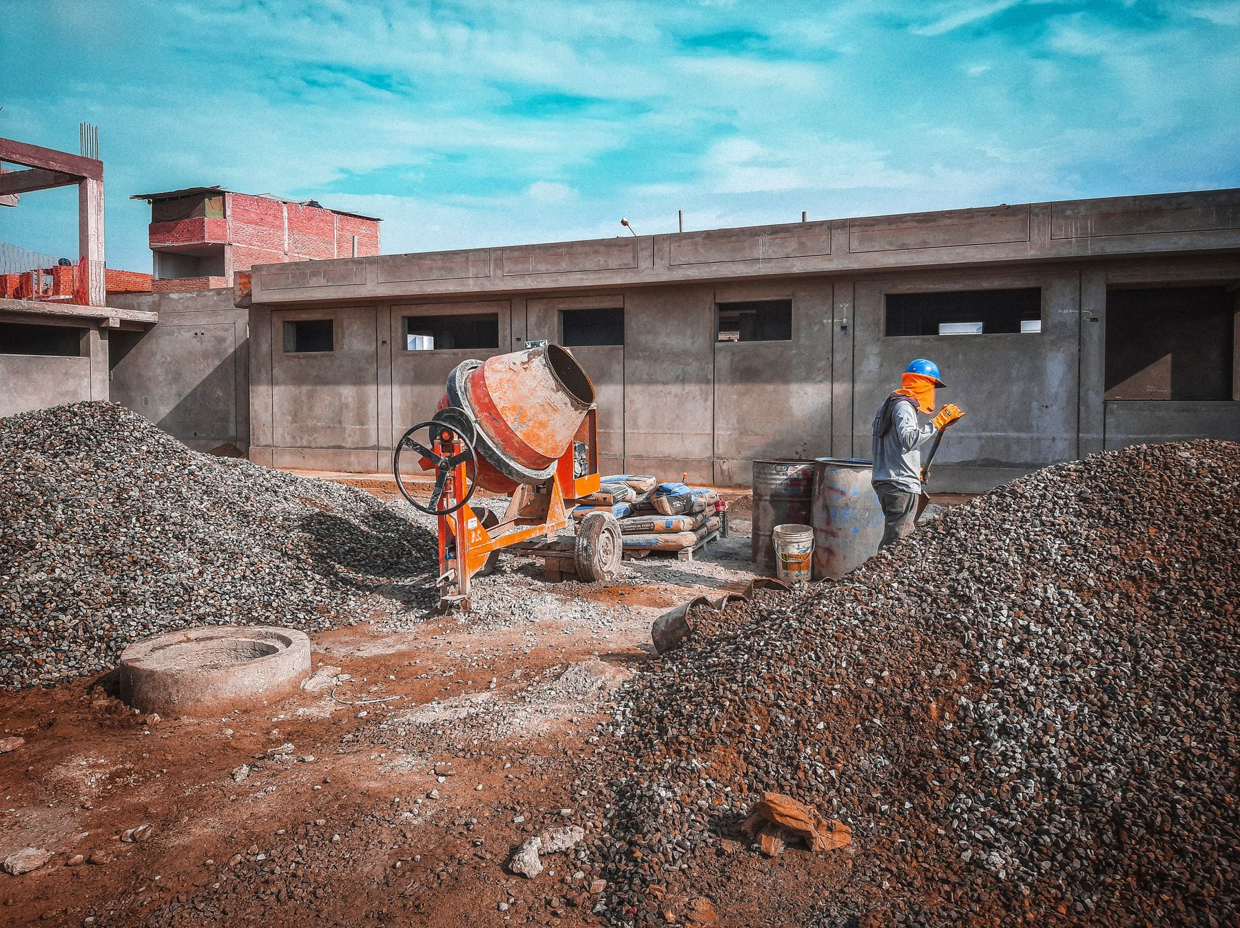 Betoneira em uso em canteiro de obra