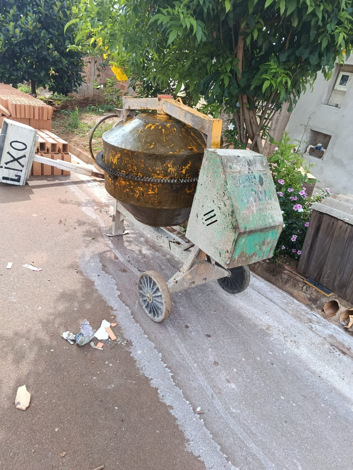 Betoneira 400L em obra residencial