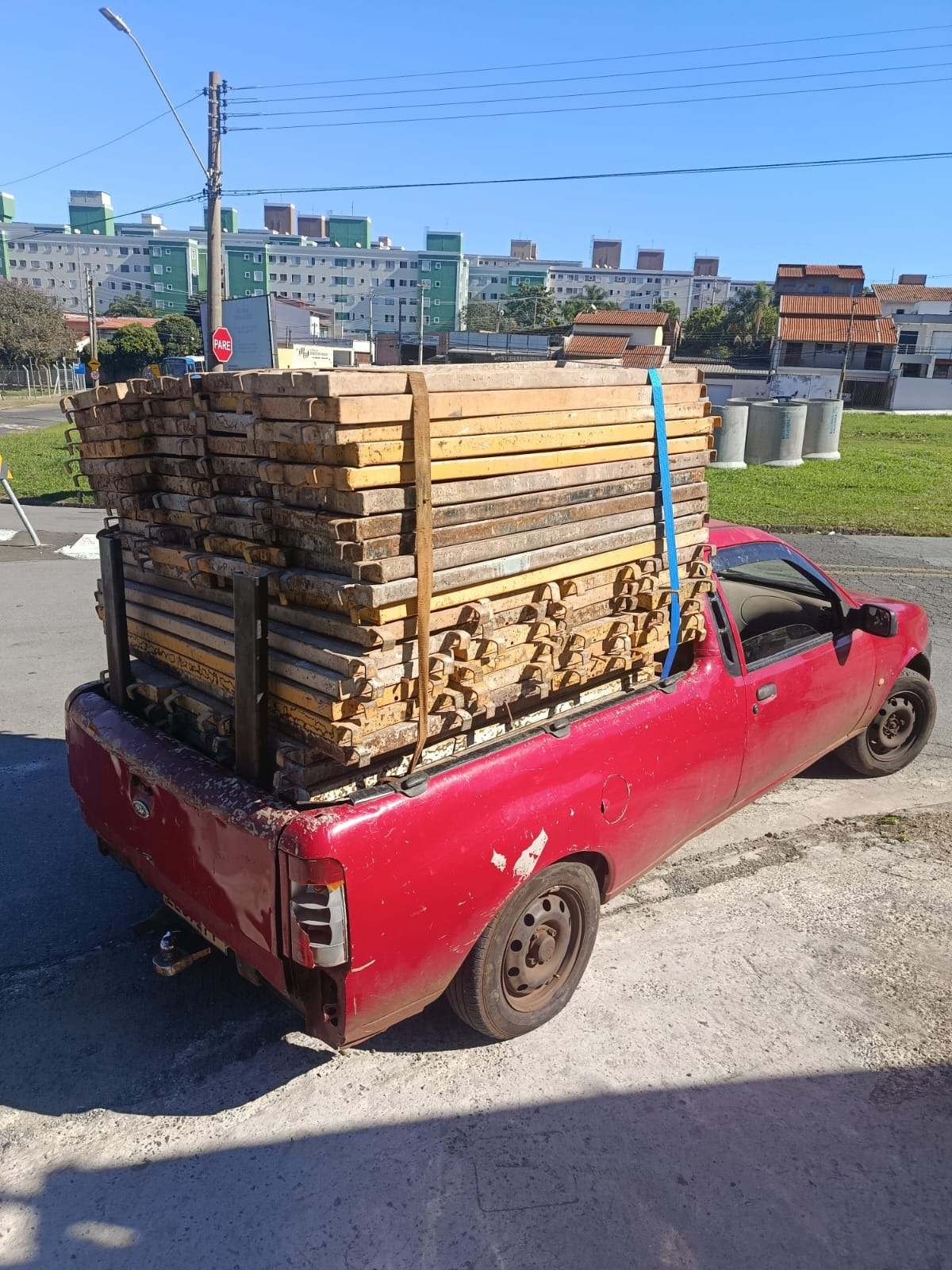 Entrega de plataformas e peças de andaime