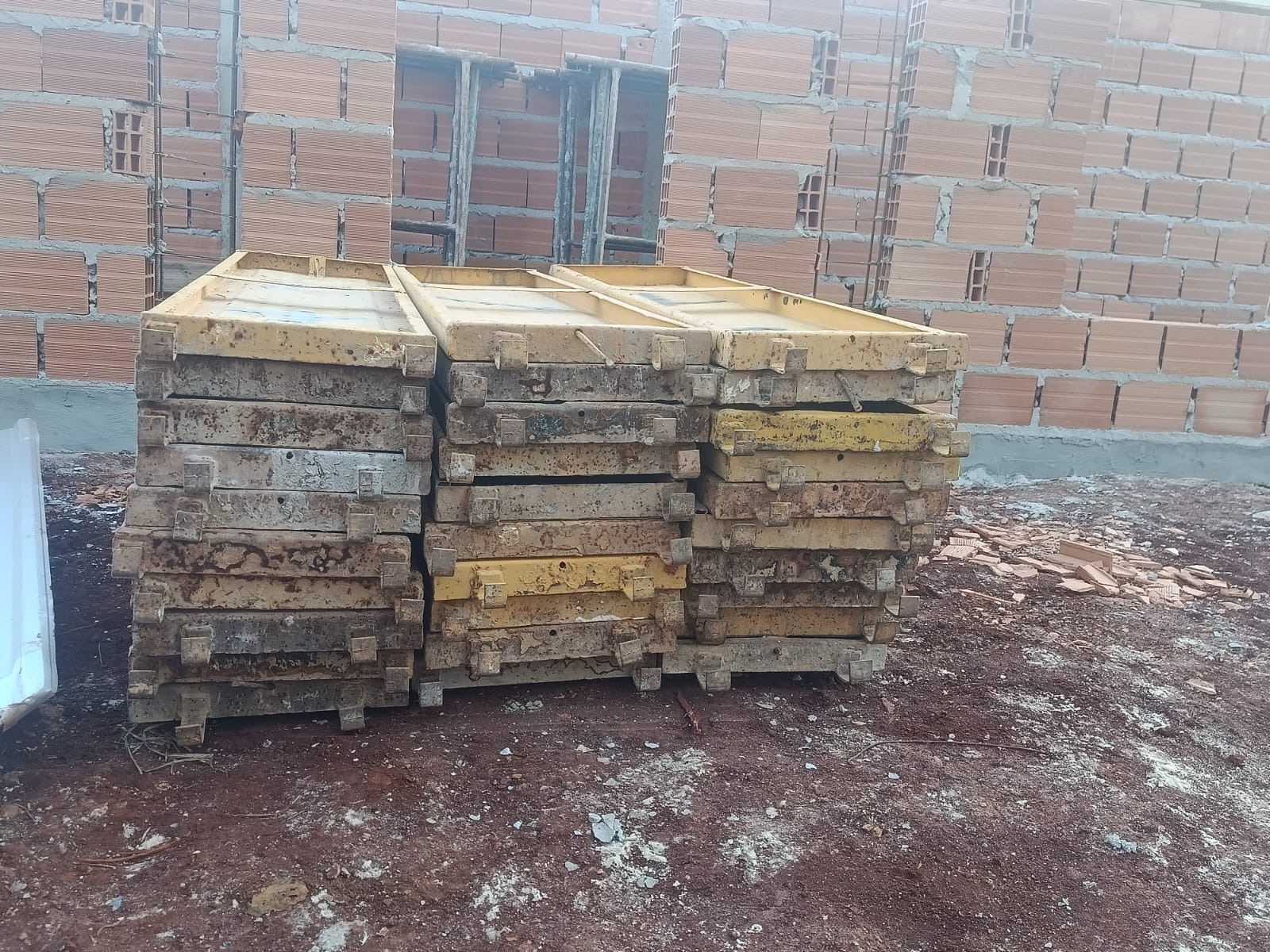 Plataformas entregues em obra
